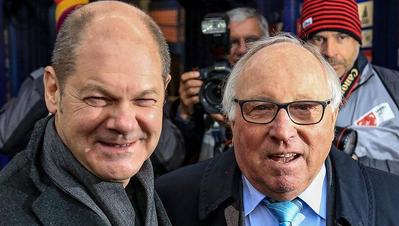 Olaf Scholz und Uwe Seeler (r.) im Jahr 2016 im Hamburger Volksparkstadion.