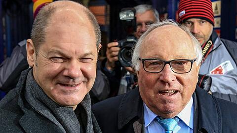 Olaf Scholz und Uwe Seeler (r.) im Jahr 2016 im Hamburger Volksparkstadion.
