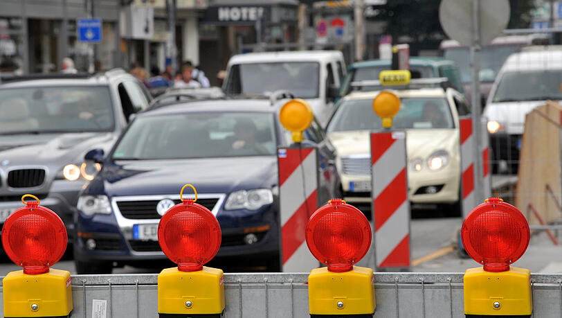 Auch 2023 gerät der Verkehr an vielen Baustellen in München wieder ins Stocken. (Symbolbild)