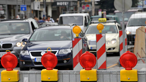 Auch 2023 gerät der Verkehr an vielen Baustellen in München wieder ins Stocken. (Symbolbild)