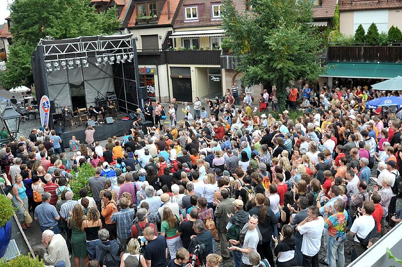 Auch Stauberater sind vermutlich ratlos: Das Bardentreffen besitzt weiterhin &ndash; hier der Trödelmarkt &ndash; magische Anziehungskraft.