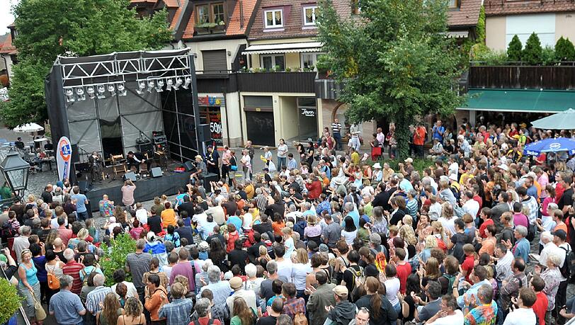 Auch Stauberater sind vermutlich ratlos: Das Bardentreffen besitzt weiterhin – hier der Trödelmarkt – magische Anziehungskraft. Auch Stauberater sind vermutlich ratlos: Das Bardentreffen besitzt weiterhin – hier der Trödelmarkt – magische Anziehungskraft.