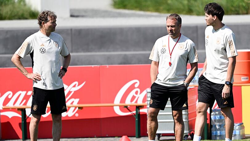 Hansi Flick (M) wird in den Testspielen gegen Polen und Kolumbien auf Lukas Klostermann und Timo Werner verzichten müssen.