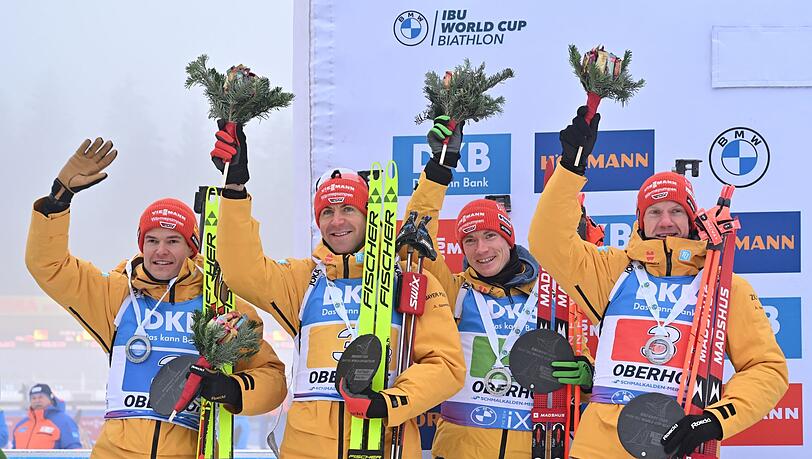 Philipp Horn (l-r) aus Deutschland, Philipp Nawrath aus Deutschland, Benedikt Doll aus Deutschland und Roman Rees aus Deutschland jubeln über den zweiten Platz.