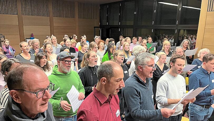 Der Münchner Demokratiechor in Aktion. Gesungen werden etwa Tracy Chapmans "Talkin' bout a Revolution" oder "You're the Voice" von John Farnham.