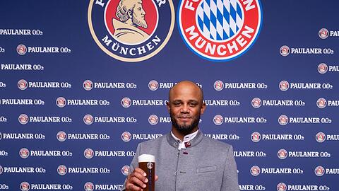Vincent Kompany in bayerischer Tracht bei einem Sponsoren-Termin.