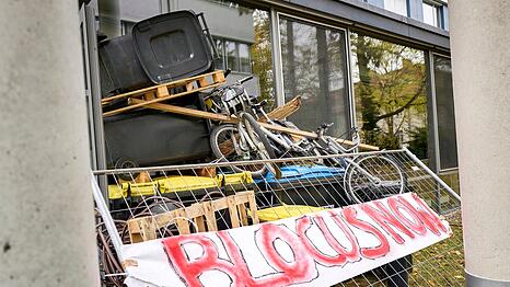 An einem Institut der Freien Universit&auml;t Berlin haben Studentinnen und Studenten in dieser Woche Eing&auml;nge blockiert. Der Protest stand im Zusammenhang mit den Demonstrationen der Gruppierung "Gen Z regelt" an diesem Samstag.