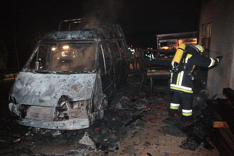Völlig ausgebrannt: In Tötenberg bei Aschau stand ein Klein-Lkw in Flammen. Als die Feuerwehren beim Fahrzeug eintrafen, stand es bereits voll in Brand. Die Ursache des Feuers war zum Montagmorgen noch unbekannt.