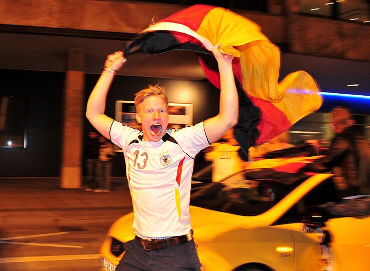 Auto-Korso, Party die ganze Nacht: Deutschland feiert den Einzug ins EM-Halbfinale! Hier gibts die schönsten Fanbilder zum Durchklicken und Mitfeiern!