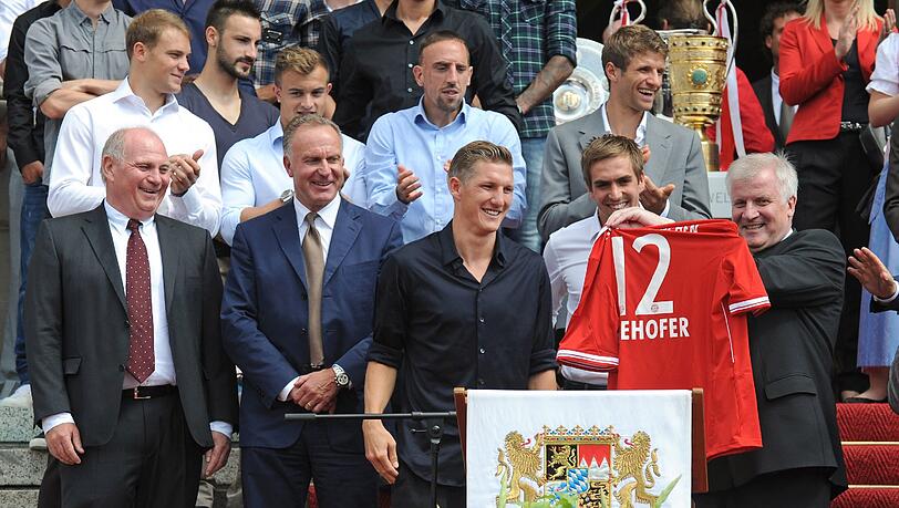 Horst Seehofer lud die Bayern anlässlich des Triumphes in der Vorsaison ein. Hier die Bilder vom offiziellen Empfang in der Staatskanzlei. Horst Seehofer lud die Bayern anlässlich des Triumphes in der Vorsaison ein. Hier die Bilder vom offiziellen Empfang in der Staatskanzlei.