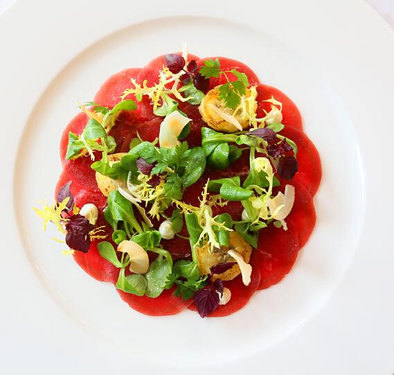 1. Gang: Carpaccio vom Rind mit Kokosvinaigrette und geräucherter Banane