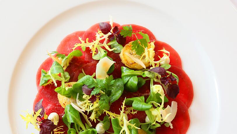1. Gang: Carpaccio vom Rind mit Kokosvinaigrette und geräucherter Banane 1. Gang: Carpaccio vom Rind mit Kokosvinaigrette und geräucherter Banane