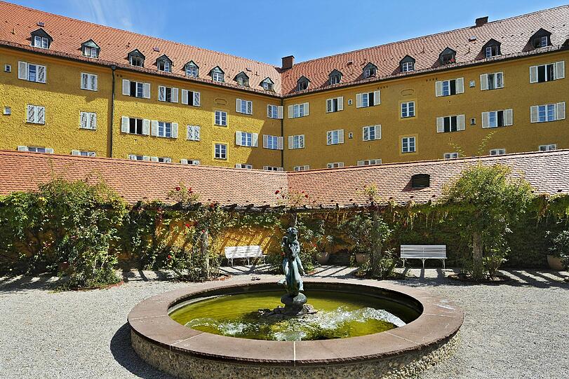 BORSTEI Die denkmalgeschützte Wohnsiedlung in Moosach steht ebenfalls auf Kühnes Liste. Die Blockbebauung aus den Zwanziger Jahren sorgt dafür, dass die Innenhöfe trotz der Nähe der Landhuter Allee vergleichsweise sehr still sind. Mittendrin gibt es mehrere Gärten &ndash; zum Beispiel den Rosengarten und den abgebildeten "Garten der Ruhe".