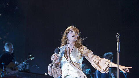 Die präraffaelitisch schöne Frontfrau Florence Welch beim Auftritt von Florence and The Machine in der Olympiahalle.