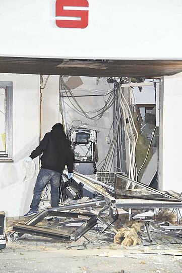 Die Täter sprengten den Geldautomat in die Luft. Schaden erlitt aber vor allem das Gebäude.