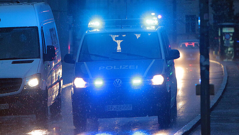 Die Polizei musste die Party auflösen, sehr zum Unwillen der feierwütigen Gäste. Die Polizei musste die Party auflösen, sehr zum Unwillen der feierwütigen Gäste.