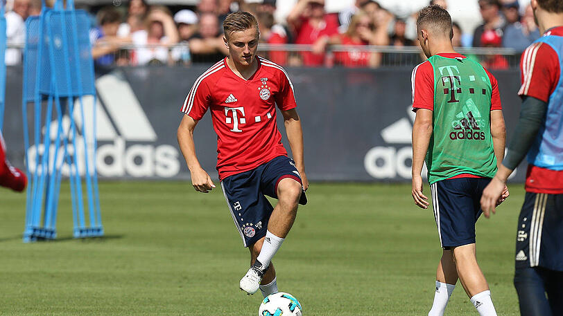 Alexander Lungwitz (FCB U19, links) im Trainingsspiel im Duell mit Joshua Kimmich.