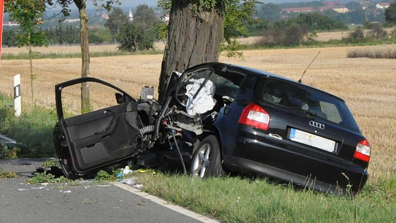 Der Autofahrer prallte frontal gegen einen Baum und starb (Symbolfoto)