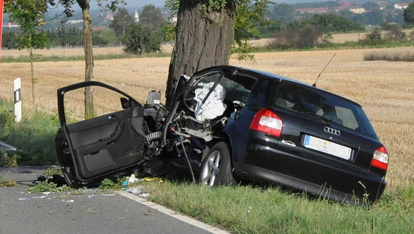 Der Autofahrer prallte frontal gegen einen Baum und starb (Symbolfoto) Der Autofahrer prallte frontal gegen einen Baum und starb (Symbolfoto)