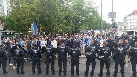 Ähnliche Bilder dürfte es wohl auch wieder am Sonntag geben. Einsatzkräfte der Polizei und Löwen-Fans in Giesing. (Archivbild)
