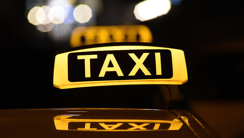 Der Taxifahrer blieb unverletzt - der Passant hingegen kam mit schweren Verletzungen ins Krankenhaus. (Symbolbild) Der Taxifahrer blieb unverletzt - der Passant hingegen kam mit schweren Verletzungen ins Krankenhaus. (Symbolbild)