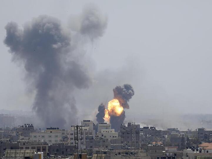 Ein israelischer Luftangriff trifft Gaza. Militante Palästinenser haben rund 90 Raketen aus dem Gazastreifen in Richtung Israel abgefeuert. Israel reagierte am Samstag darauf mit Luftangriffen.