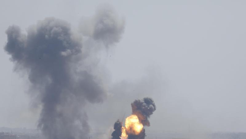 Ein israelischer Luftangriff trifft Gaza. Militante Palästinenser haben rund 90 Raketen aus dem Gazastreifen in Richtung Israel abgefeuert. Israel reagierte am Samstag darauf mit Luftangriffen. Ein israelischer Luftangriff trifft Gaza. Militante Palästinenser haben rund 90 Raketen aus dem Gazastreifen in Richtung Israel abgefeuert. Israel reagierte am Samstag darauf mit Luftangriffen.