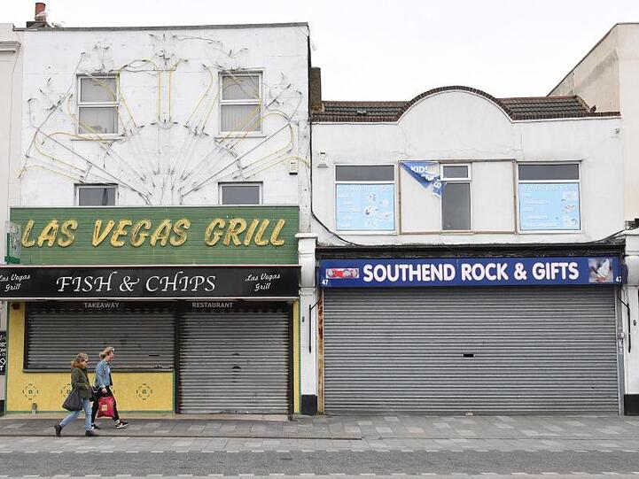 Geschlossene Geschäfte und Restaurants im April im Badeort Southend.