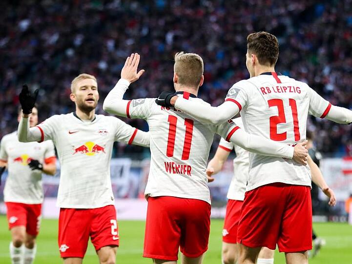 Leipzigs Timo Werner (M), Patrik Schick (r) und Konrad Laimer (l) jubeln nach dem Treffer zum 1:0.