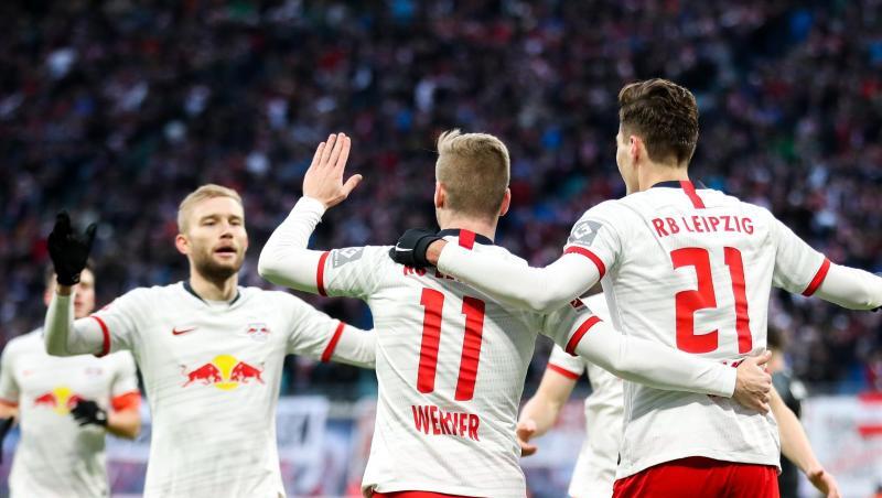 Leipzigs Timo Werner (M), Patrik Schick (r) und Konrad Laimer (l) jubeln nach dem Treffer zum 1:0. Leipzigs Timo Werner (M), Patrik Schick (r) und Konrad Laimer (l) jubeln nach dem Treffer zum 1:0.