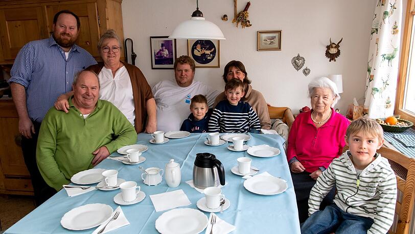 Ludwig, Anton, Karin, Georg, Xaver, Steffi, Simon, Anna und Kilian Schmid (von links) sitzen in ihrer Küche fürs Foto zusammen.