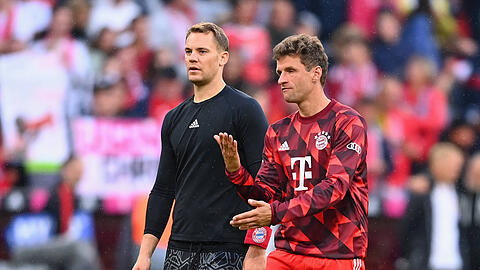 Manuel Neuer (l.) fällt auch im Pokal beim FC Augsburg aus, Thomas Müller steht hingegen vor seiner Rückkehr.