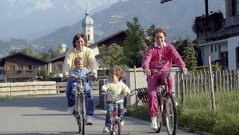 Pures Familienglück: Rosi Mittermaier mit Gatte Christian Neureuther und den Kinder Ameli und Felix auf'm Radl in Garmisch unterwegs. Pures Familienglück: Rosi Mittermaier mit Gatte Christian Neureuther und den Kinder Ameli und Felix auf'm Radl in Garmisch unterwegs.