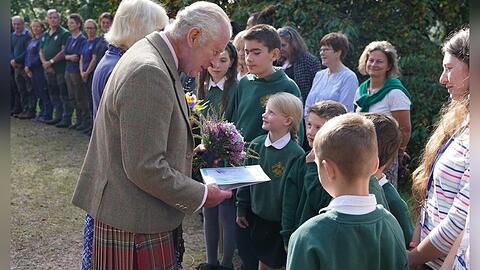 König Charles und Königin Camilla im schottischen Dorf Crathie.