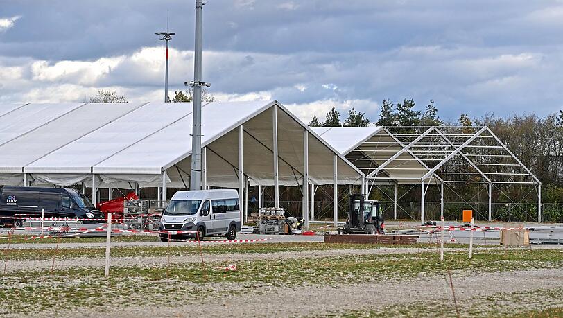 In der Messestadt wird derzeit eine Zeltstadt für Geflüchtete hochgezogen. In der Messestadt wird derzeit eine Zeltstadt für Geflüchtete hochgezogen.