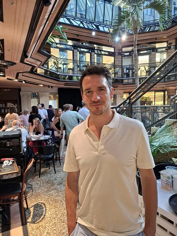 In der Veranstaltungsreihe Salon Luitpold im Münchner Café Luitpold stellte Felix Neureuther sein neues Buch vor: Klimaschutz im Palmengarten sozusagen. In der Veranstaltungsreihe Salon Luitpold im Münchner Café Luitpold stellte Felix Neureuther sein neues Buch vor: Klimaschutz im Palmengarten sozusagen.