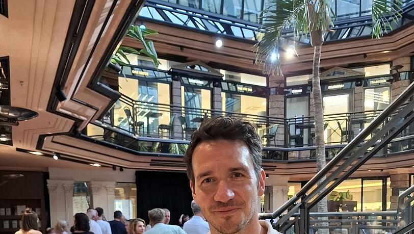 In der Veranstaltungsreihe Salon Luitpold im Münchner Café Luitpold stellte Felix Neureuther sein neues Buch vor: Klimaschutz im Palmengarten sozusagen. In der Veranstaltungsreihe Salon Luitpold im Münchner Café Luitpold stellte Felix Neureuther sein neues Buch vor: Klimaschutz im Palmengarten sozusagen.