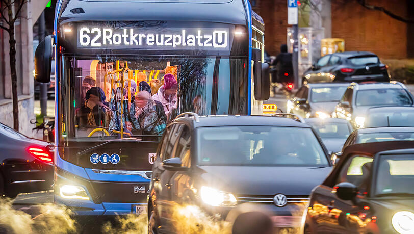 Der Bus der Linie 62 im dichten abendlichen Münchner Stadtverkehr.