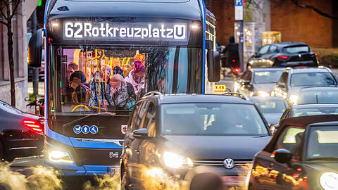 Der Bus der Linie 62 im dichten abendlichen Münchner Stadtverkehr.