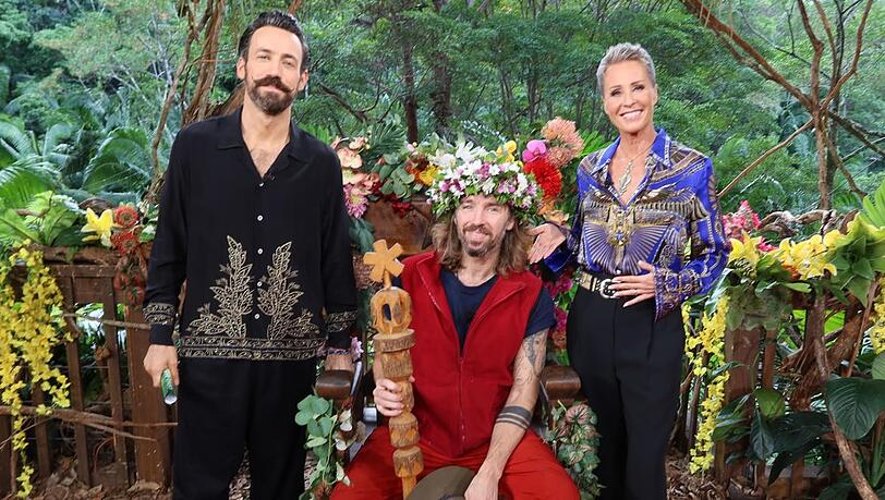 Dschungelk&ouml;nig Gil Ofarim mit den Moderatoren Jan K&ouml;ppen und Sonja Zietlow.