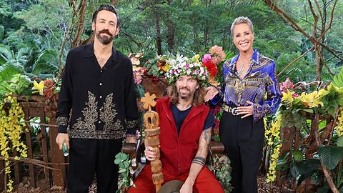 Dschungelk&ouml;nig Gil Ofarim mit den Moderatoren Jan K&ouml;ppen und Sonja Zietlow.
