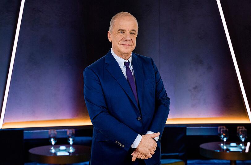 Hubertus Meyer-Burckhardt ist vor allem als schlagfertiger Moderator der "NDR Talk Show" bekannt. Die Sendung moderiert er meist zusammen mit Barbara Schöneberger. Hubertus Meyer-Burckhardt ist vor allem als schlagfertiger Moderator der "NDR Talk Show" bekannt. Die Sendung moderiert er meist zusammen mit Barbara Schöneberger.