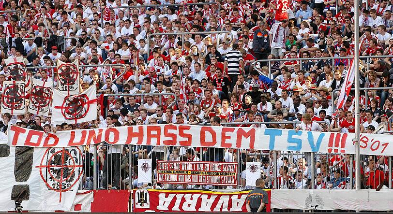 Bayern-Fans rasten beim Gladbach-Spiel aus: &bdquo;Wer den Blauen Millionen zuschiebt, hat unser Vertrauen nicht verdient. Hoeneß, du Lügner&ldquo;, war auf Plakaten zu lesen.