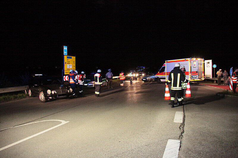 Ein Autofahrer nahm einem anderen bei der Einfahrt auf die Straße die Vorfahrt. Bei dem Unfall wurde eine Person leich verletzt.