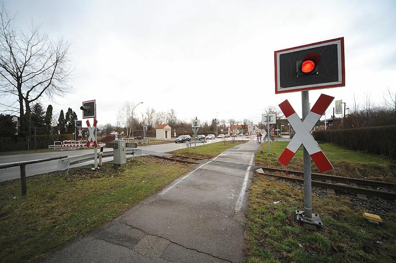 Ein rotes Warnlicht soll den Fußgängerweg sicher machen.