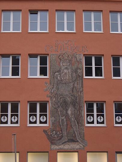 Schon mal dem Onuphrius-Mosaik am Marienplatz Nr. 17. in die Augen geschaut? Nicht? Dann sollten Sie es tun, denn das verspricht einen Tag lang Schutz vor einem plötzlichen Tod.