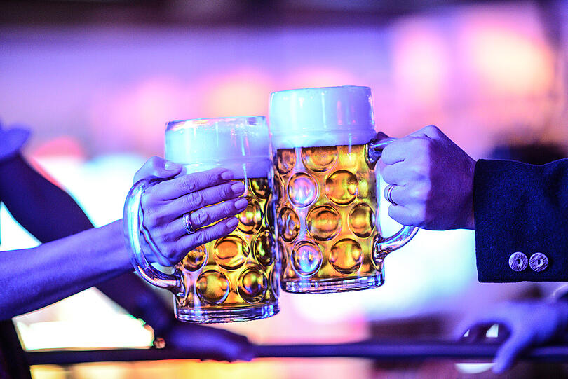 Und ewig fließt das Wiesnbier. Auch nach elf wird noch geprostet.