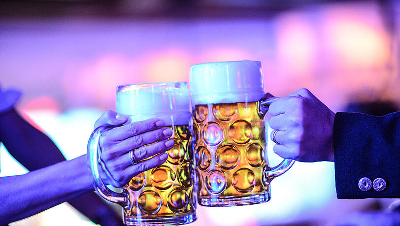 Und ewig fließt das Wiesnbier. Auch nach elf wird noch geprostet. Und ewig fließt das Wiesnbier. Auch nach elf wird noch geprostet.