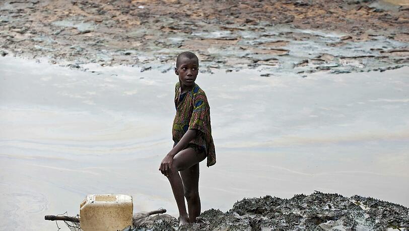 Amnesty International bezichtigt Shell der Lüge. Der Ölkonzern soll im Niger-Delta eine Ölverschmutzung nicht gereinigt haben. Amnesty International bezichtigt Shell der Lüge. Der Ölkonzern soll im Niger-Delta eine Ölverschmutzung nicht gereinigt haben.