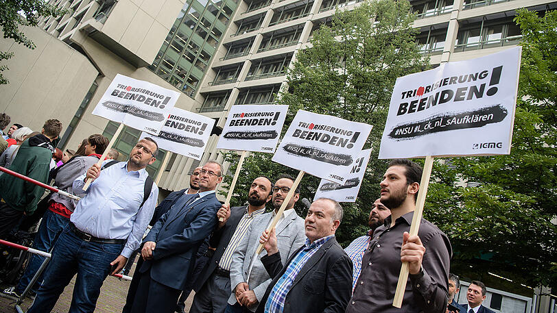 Teilnehmer der "Kein Schlussstrich"-Demo.